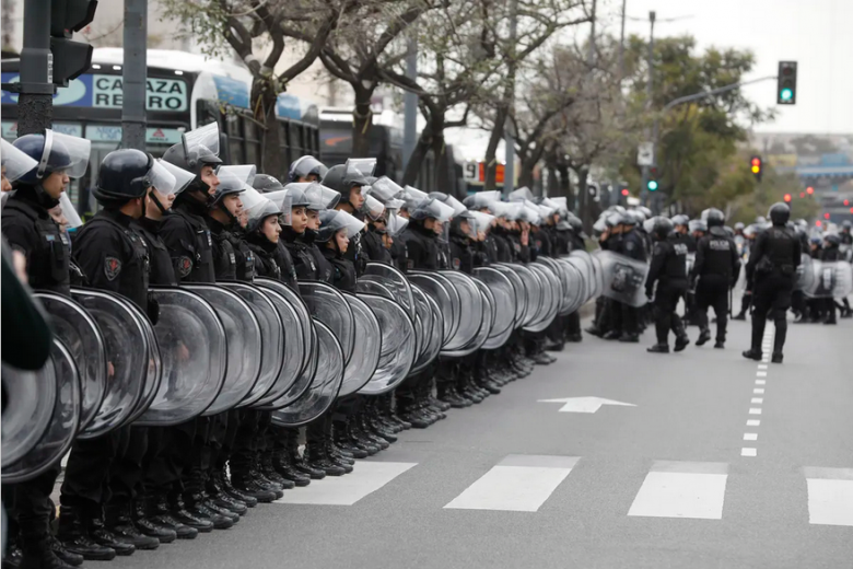 Piquete en La Rural. Desde la Ciudad aseguraron que con la Policía garantizarán el ingreso al predio: “Que las familias vayan sin miedo”