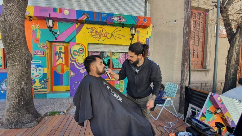 Un joven recorre el país con su barbería rodante, “Barbería sobre ruedas”