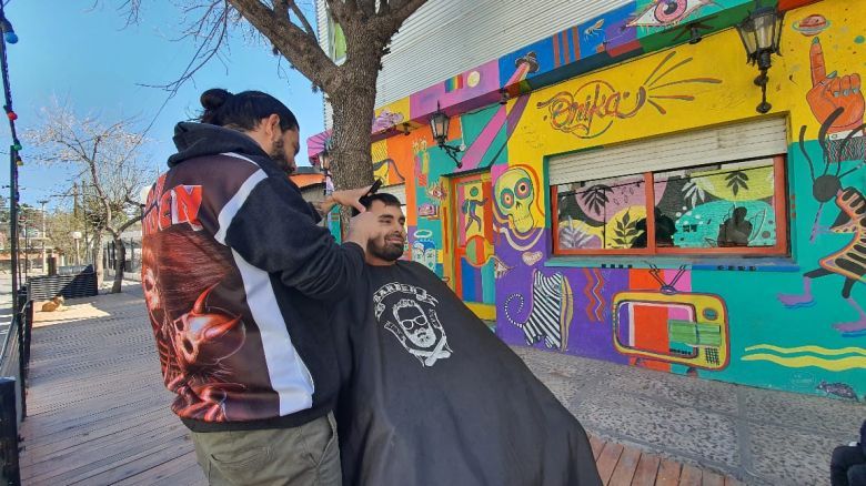 Un joven recorre el país con su barbería rodante, “Barbería sobre ruedas”