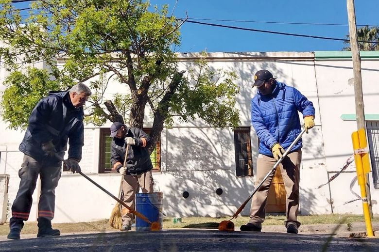 Avanzan los arreglos y mantenimiento de pavimento en calles y espacios públicos