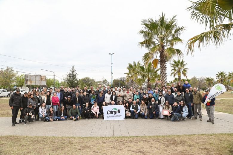 Cargill festejó sus 75 años donando árboles para la plaza Italia