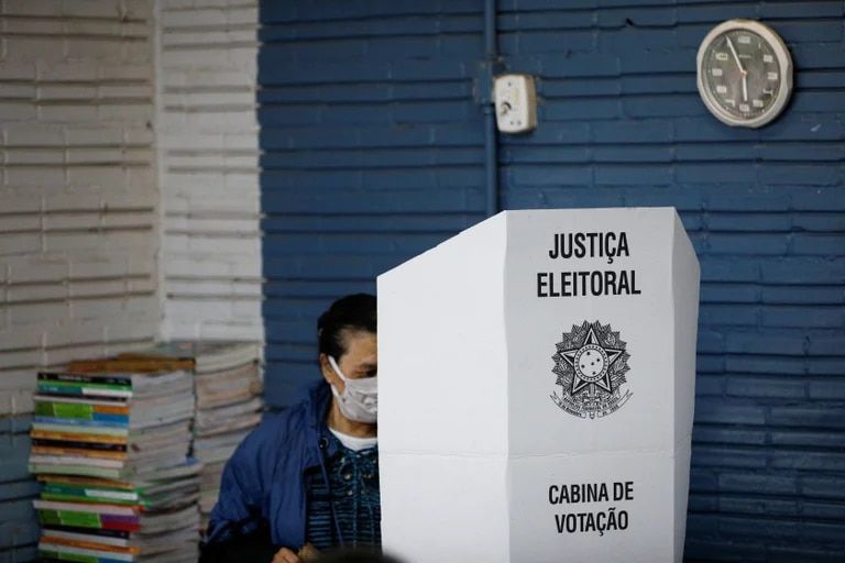 Elecciones en Brasil: con más del 70% de los votos escrutados, Lula pasó al frente y se impone a Bolsonaro por escaso margen