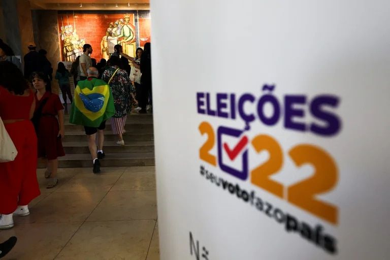 Elecciones en Brasil: con más del 70% de los votos escrutados, Lula pasó al frente y se impone a Bolsonaro por escaso margen