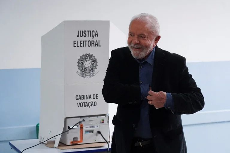 Elecciones en Brasil: con más del 70% de los votos escrutados, Lula pasó al frente y se impone a Bolsonaro por escaso margen