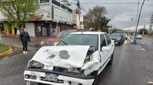 Choque en cadena en la avenida del Fundador: una mujer fue hospitalizada por un golpe en la cabeza