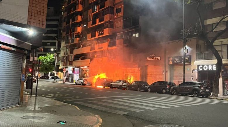 Quemacoches en Palermo: la Policía detuvo a un hombre que provocó siete incendios de autos, contenedores y un local