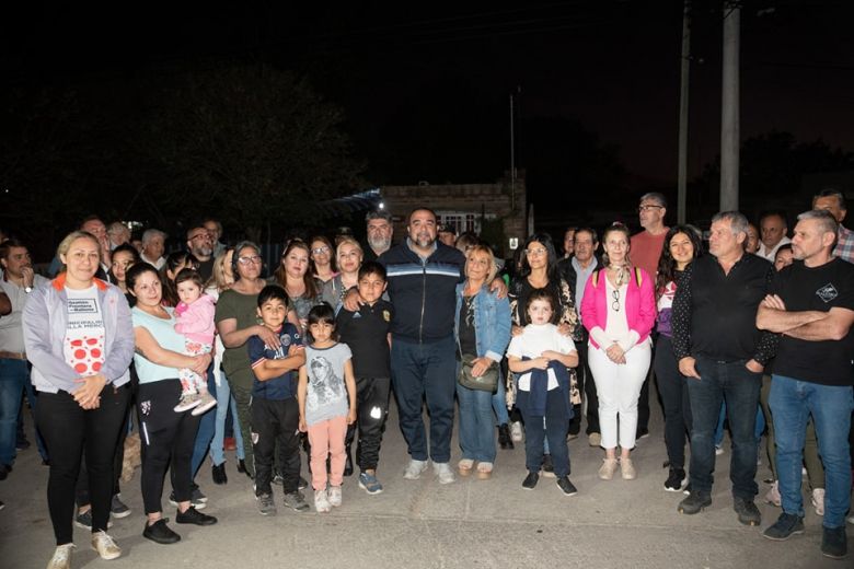 Se inauguraron luminarias en el barrio 828 y en El Pimpollo