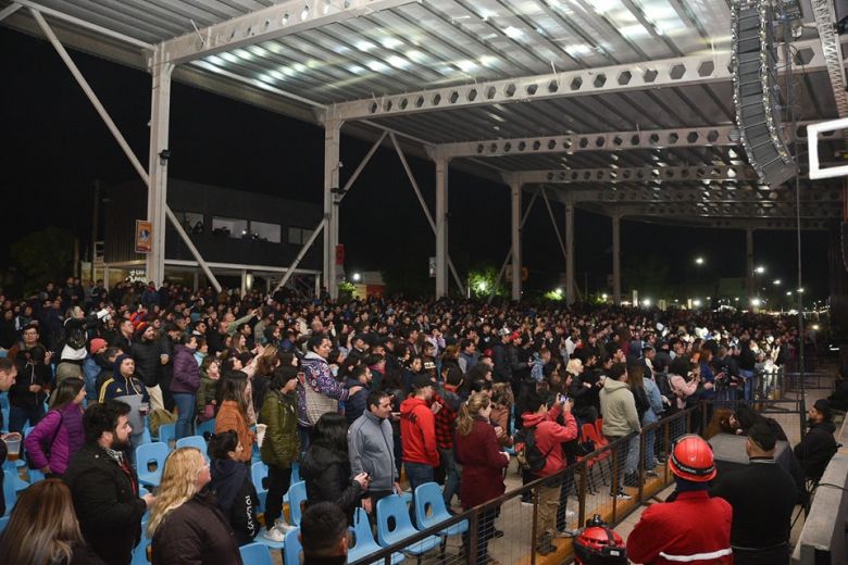 Muchos espectadores en el festival durante la noche del viernes