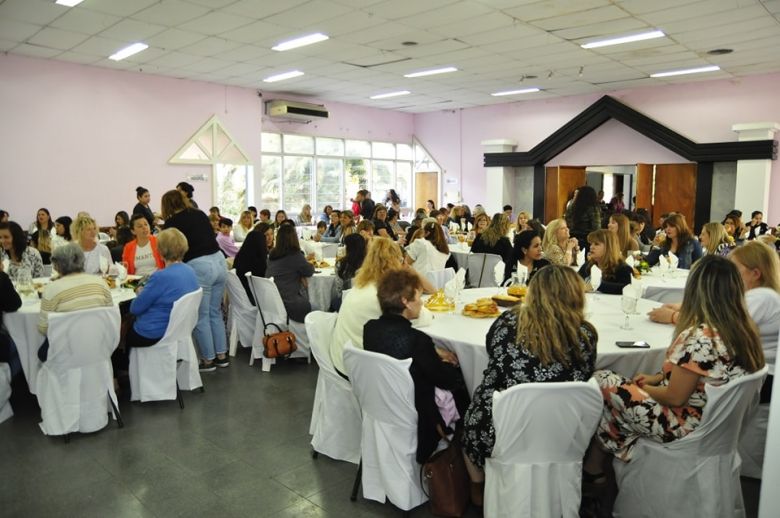 El intendente visitó el Hogar Santa Teresita para celebrar el Día de la Madre 