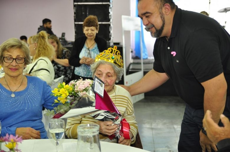 El intendente visitó el Hogar Santa Teresita para celebrar el Día de la Madre 