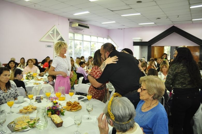 El intendente visitó el Hogar Santa Teresita para celebrar el Día de la Madre 