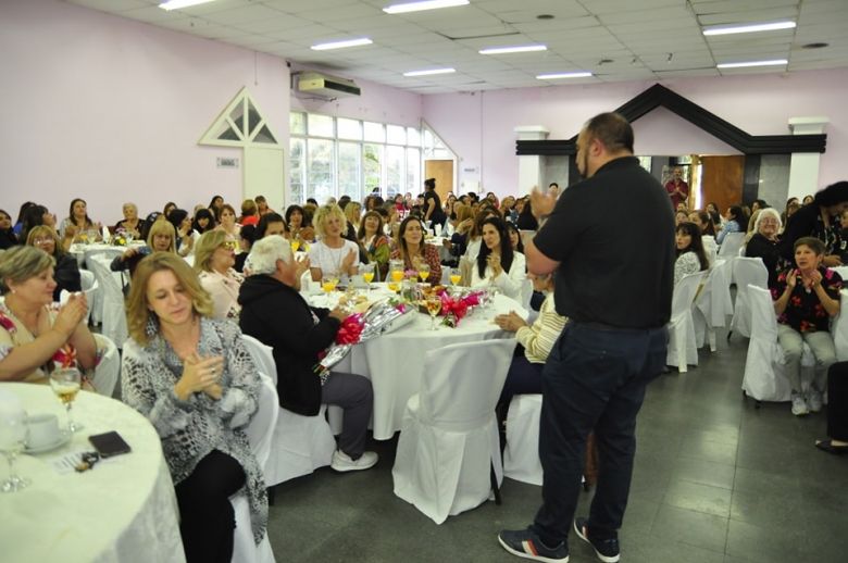 El intendente visitó el Hogar Santa Teresita para celebrar el Día de la Madre 