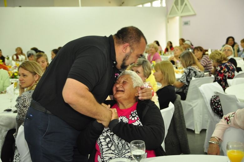 El intendente visitó el Hogar Santa Teresita para celebrar el Día de la Madre 