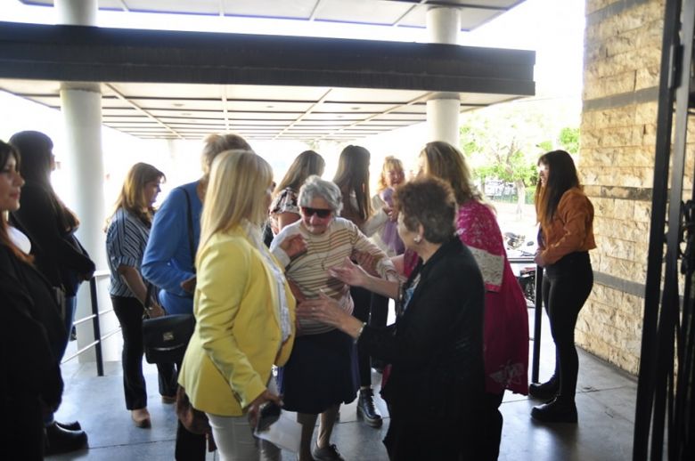 El intendente visitó el Hogar Santa Teresita para celebrar el Día de la Madre 