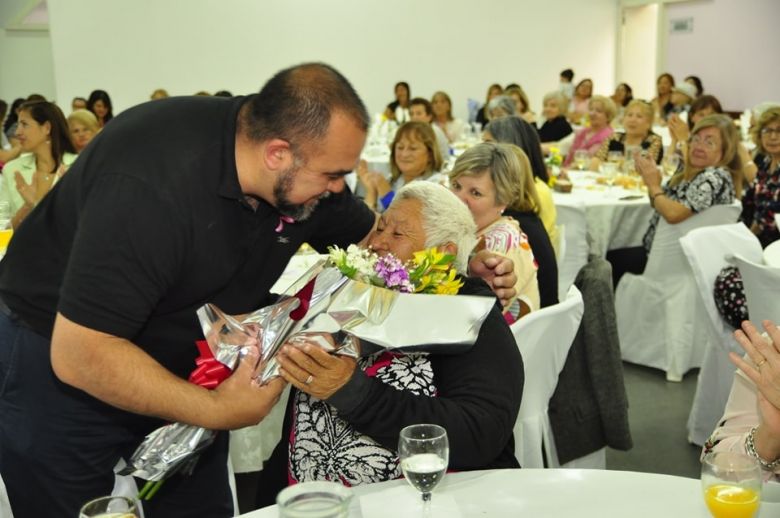 El intendente visitó el Hogar Santa Teresita para celebrar el Día de la Madre 