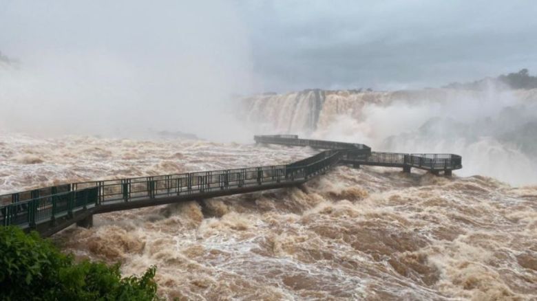 Búsqueda desesperada en Cataratas del Iguazú: un hombre cayó desde las pasarelas