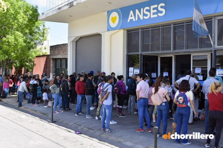 Anses: filas en San Luis para intentar cobrar el bono de 45 mil pesos