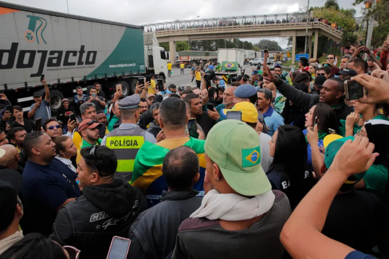 Sin mencionar ni a Lula ni a su derrota, Bolsonaro dijo que cumplirá “todos los mandamientos de la Constitución”