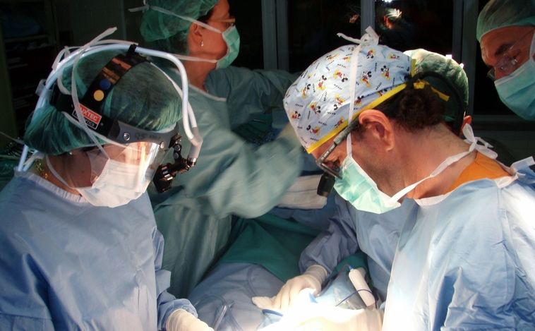 Extirpan un tumor de 70 kilos en el ovario de una mujer en Italia