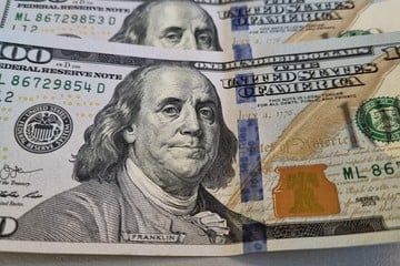 Otro pico máximo para el dólar blue: escaló ocho pesos y se vende a $302