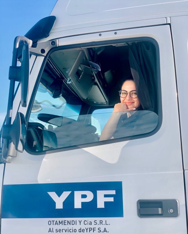 Se convirtió en la primera mujer conductora de flota pesada transportando combustibles líquidos para YPF