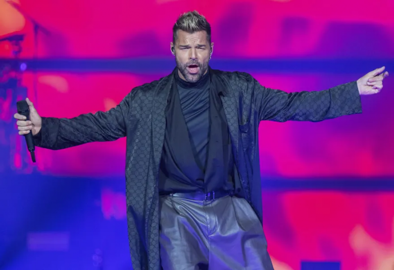 En fotos: Ricky Martin llegó a la Argentina y cientos de fans lo recibieron