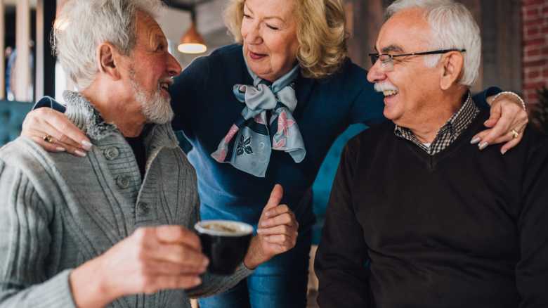Las buenas relaciones sociales favorecen un envejecimiento cerebral saludable