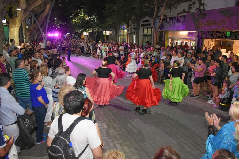 Ayer la peatonal de Villa Mercedes bailó flamenco