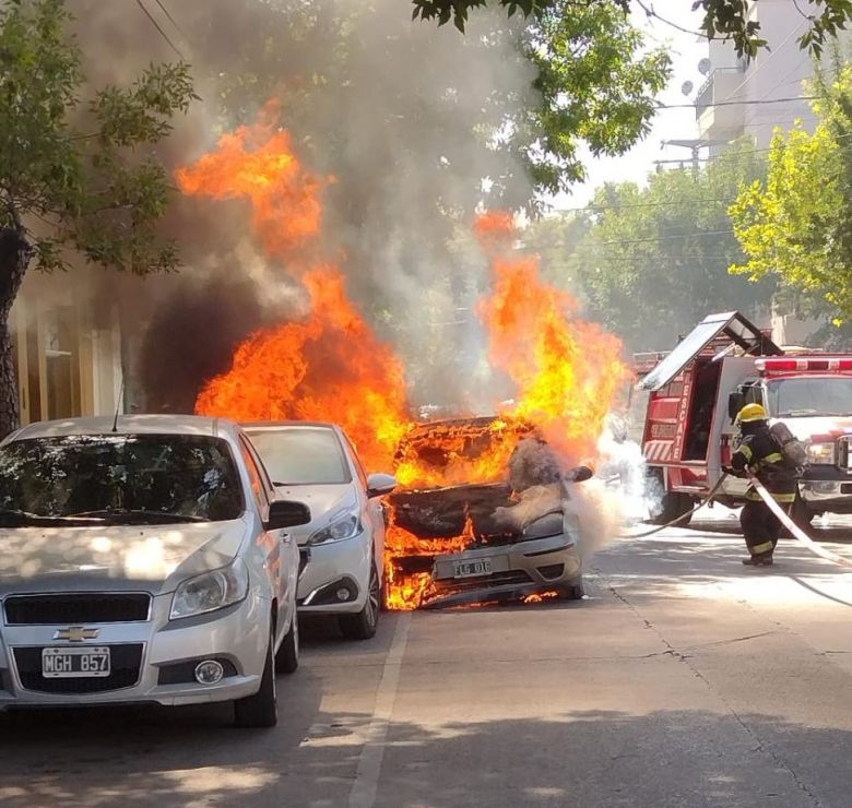 Incendio de un automóvil en el centro de Villa Mercedes