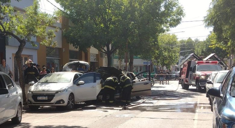 Incendio de un automóvil en el centro de Villa Mercedes