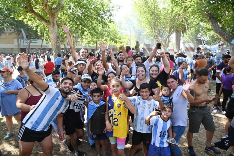 Miles de villamercedinos salieron a festejar la tercera Copa del Mundo
