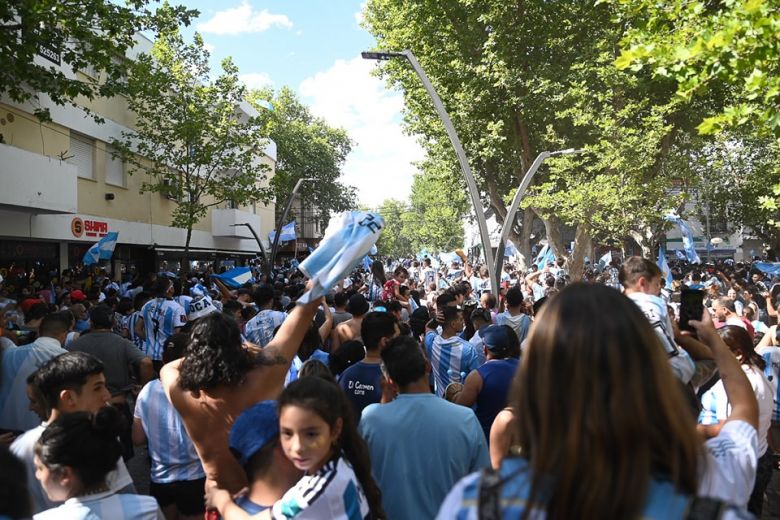 Miles de villamercedinos salieron a festejar la tercera Copa del Mundo