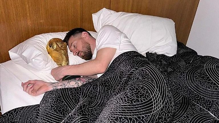 La foto de Messi durmiendo con la Copa del Mundo tras su llegada a la Argentina