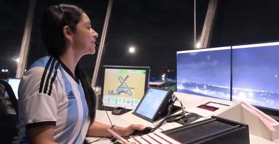 Una controladora de tránsito aéreo villamercedina le dio la bienvenida al avión de la selección argentina 
