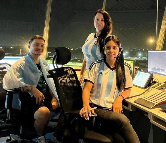 Una controladora de tránsito aéreo villamercedina le dio la bienvenida al avión de la selección argentina 