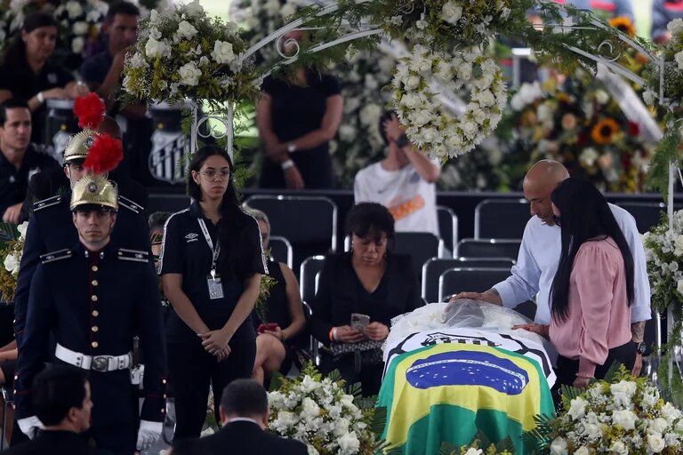 La despedida a Pelé: el presidente Lula pasó por el funeral para darle el último adiós a la leyenda de Brasil