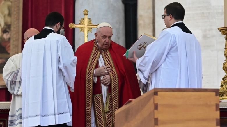 El papa Francisco, en el funeral de Benedicto XVI: "Gracias por su sabiduría, delicadeza y dedicación"