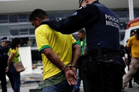 Comenzó el desalojo de los bolsonaristas en Brasilia y hay 1.200 detenidos