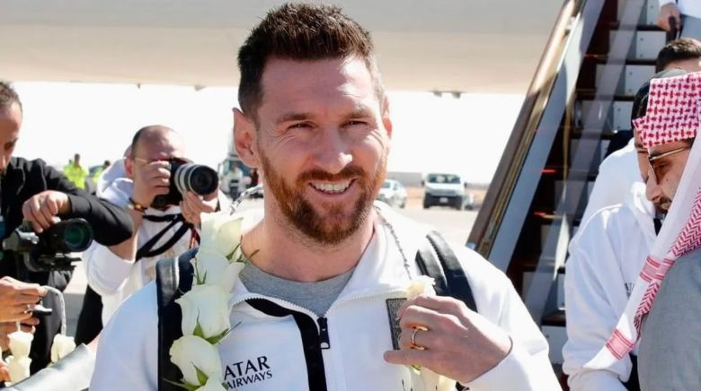 Messi llegó a Riad para jugar con PSG ante Cristiano Ronaldo, recibió un excéntrico regalo y se largó a reír