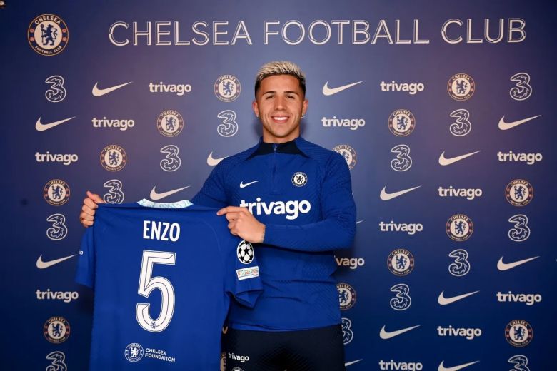 Enzo Fernández posó por primera vez con la camiseta del Chelsea y reveló el número que usará