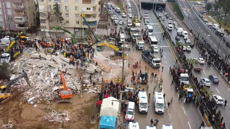 Un exfutbolista del Chelsea fue encontrado con vida entre escombros tras el terremoto en Turquía