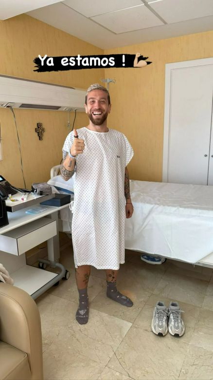 Papu Gómez llegó a la clínica para operarse, subió una foto y dejó un mensaje: “Ya estamos”