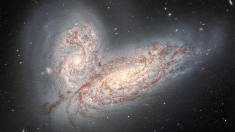 Qué son las galaxias caníbales y cómo crecen en el espacio