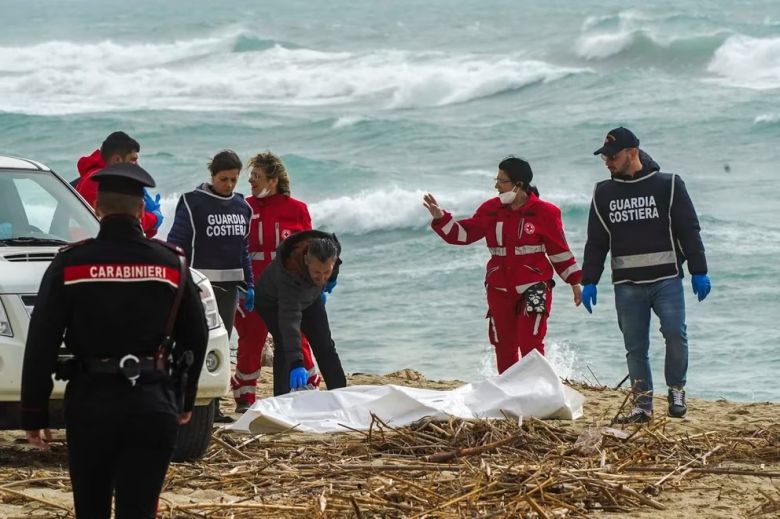 Tragedia en alta mar: 62 migrantes muertos tras naufragio frente a la costa italiana 