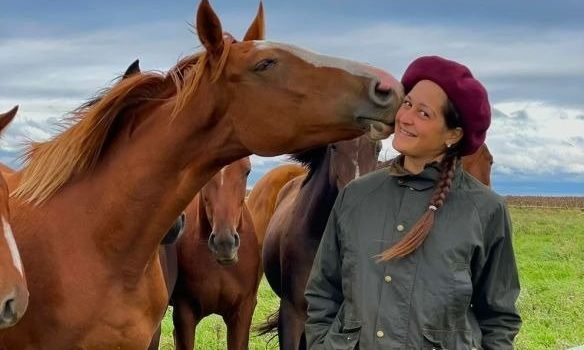 Paula Lorber, una joven gaucha que muestra en sus redes el amor por los animales y la vida en el campo
