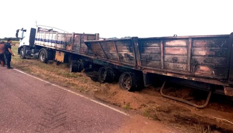 Nueva Galia: se quemó un camión que transportaba pisos de cerámica
