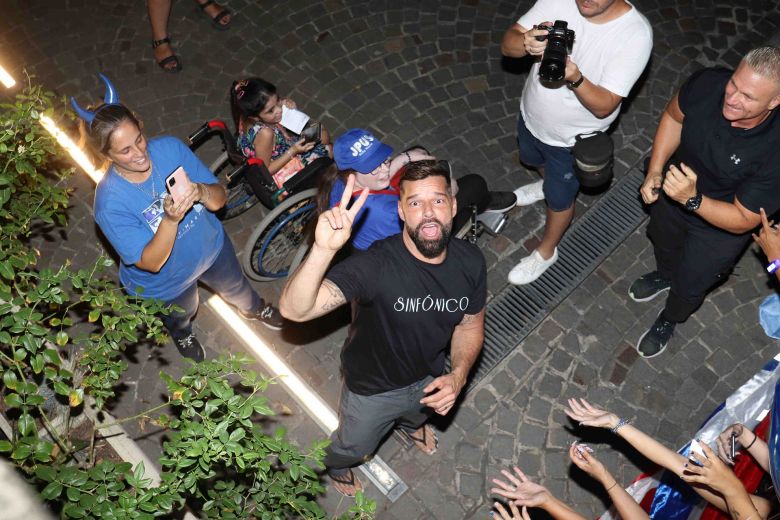 Ricky Martin en Buenos Aires: se acercó a saludar a sus fans y les agradeció el apoyo pese al calor sofocante