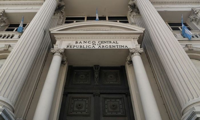 El Banco Central subió de 75 a 78% para retener los plazos fijos