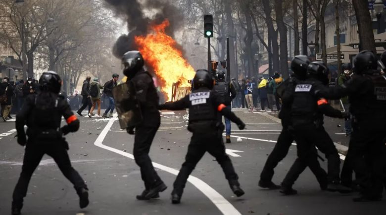 Sube la tensión en París: serios disturbios y destrozos durante una nueva protesta contra la reforma de Macron
