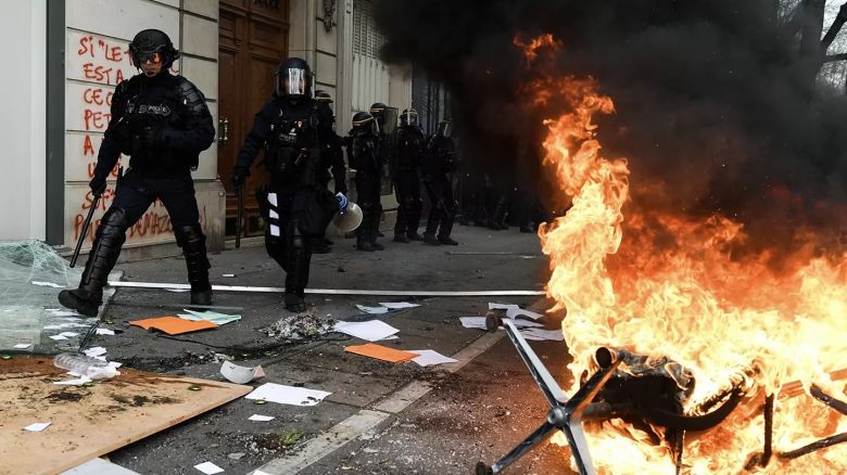 Francia: tensión y disturbios en una nueva protesta contra la reforma previsional que paraliza París